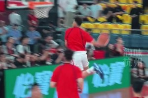 中国男篮vs委内瑞拉热身赛 广州小将李祥波秀大风车暴扣😍