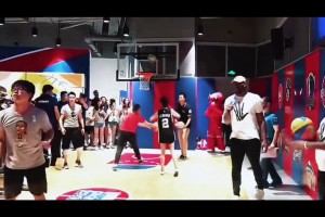 回顾2017年伦纳德首次中国行，给我一老卡迷都看笑了😂