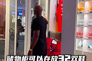 快船这更衣室谁看了不迷糊啊