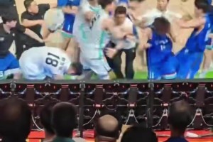 这就是群殴啊😰球迷视角看辽宁山东U21比赛大规模冲突……