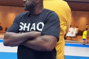篮球巨人爱德戈克 站着隔扣奥尼尔，大鲨鱼秒变小鱼干😂