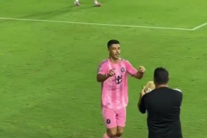 苏亚雷斯破门后戴帽庆祝并向家人飞吻，梅老板在看台咬手指😂