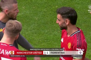 老友再聚！B费连续“肘击”德赫亚 卡塞米罗连连拍德赫亚胸口😁