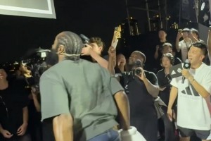 “哈登真是没一点架子和球迷玩成一团！😂