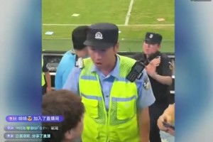 失控！有球迷直播时起哄攻击与毛伟杰发生冲突的大连球迷💢