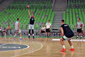 看看瘦下来的东契奇，这速率嘎嘎的 🏀