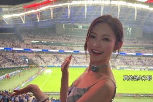 偷感很重！云姨现场看上海德比这身装造很有韵味😍