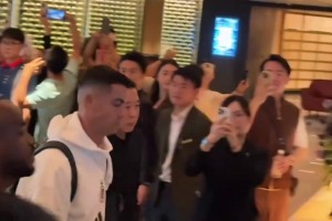 人气火爆🤯！C罗随队抵达香港下榻酒店，周围挤满了球迷