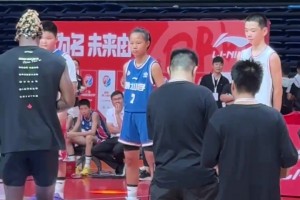 不要命啦？男子运球横穿马路被撞飞