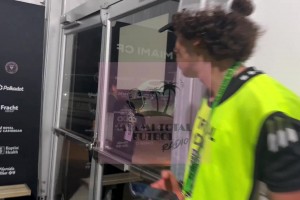 啊？梅西离开球场径直上车离去，竟然没和苏亚雷斯阿尔巴一起🫠