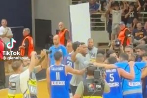 下手这么重！赛前加油阶段，字母哥猛击希腊队友的后脑勺😳