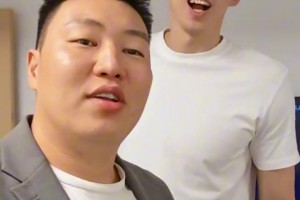 李根打趣周琦：你应该在球场上，而不是在演播室里😂