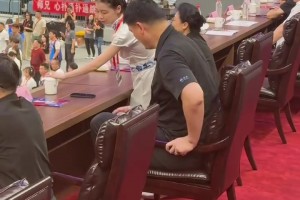 太显眼了🤣姚明坐着和礼仪小姐站着一样高