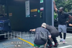 太好奇了哈！杰伦布朗蹲下来超仔细观看新能源车换电过程~