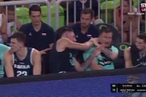 队霸实锤😂东契奇场上爆打对手 场下“爆打”队友
