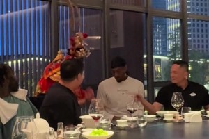 机器人又笑了！小卡中国行近距离看变脸，忍不住被逗笑😂