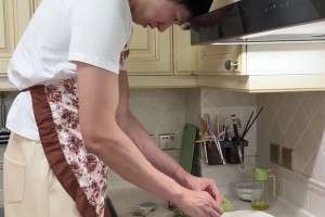 周琦儿子糊糊：爸爸，你投三分不行，但是做灌饼还挺行的😂