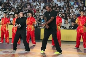 快船叶问！😂小卡中国行学习咏春拳，学的有模有样啊！
