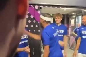 玩这么变态的吗🤣马尔卡宁领军的芬兰男篮赛前庆祝竟是互扇巴掌