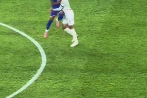 姆总的迷惑行为😂 法国世预赛2-1冰岛，姆巴佩开球时撞向对手