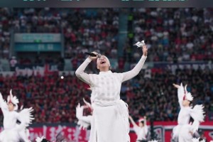 朱哲琴苏超演唱《一个真实的故事》，网友：BGM一响，全场回忆杀