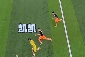 新纹身？当你没有东西让梅西签名，于是把手臂伸了出来！