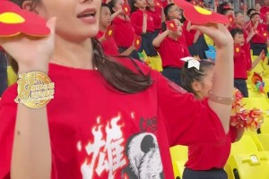 蓉城主场迎战亚泰，近600位师生为教师们献唱《送你一朵小红花》