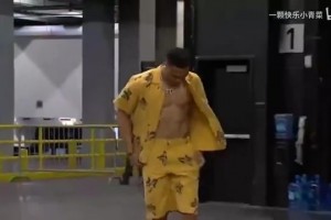 名场面！威少秀八块腹肌入场，巴克利演播厅立马做仰卧起坐！