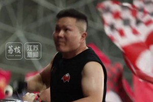 太拼了😱！“苏超”盐城队鼓手为球队加油，已敲坏17面鼓