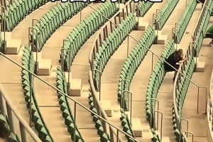 孤勇者！北京国安小球迷在工体独自拉歌单挑大连远征军💪