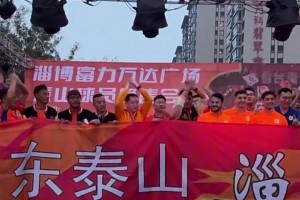 笑喷！苏超名场面：镇江和泰州球员先后致敬内马尔😂