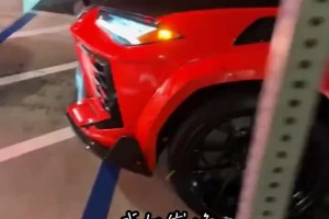 忙碌了一天的东契奇独自坐在车里刷手机