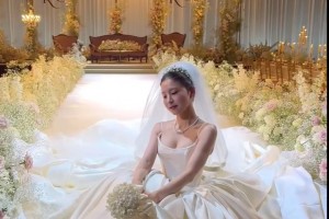 堂安律老婆真是我见犹怜😍这身婚纱真是谁看谁迷糊呀~