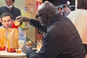 网友在澳门麦当劳偶遇奥尼尔：吃汉堡跟吃月饼一样😂😂😂