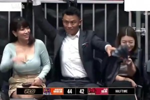 宝岛联赛这位男球迷真是艳福不浅啊，看场比赛还带两位女伴🙈