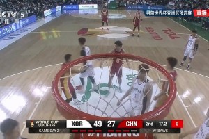 中国队半场落后20+！镜头给到场边的赵睿，正在低头玩表~