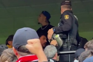 德比战！红牌停赛的安东尼在看台与塞维利亚球迷对线😂