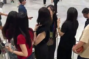 看眉眼确实有点像！球迷此前在观众席拍到胡明轩的妈妈