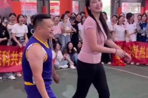 大哥，你防肘姐是真防啊！幸亏长得壮，肘姐顶不动！🙊