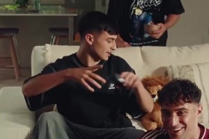 演技怎么样？佩德里的阿迪达斯广告！经典的庆祝动作！