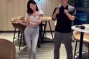 徐静雨此前跟网红蛋宝挑战APT舞蹈，这跳的什么水平？😂