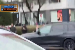 赛后球迷追车表达支持，维尼修斯停车回应声援