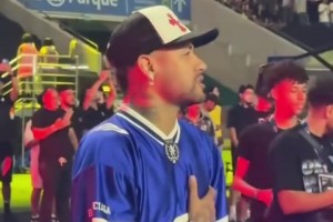 内马尔以主席身份观战国王世界杯，现场氛围拉满