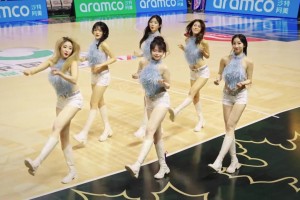 同曦美女啦啦队跳《库里之歌》，都是大长腿小姐姐！😍
