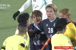发生什么❓️央视转播群众足球赛，球员最后时刻围着裁判讨说法