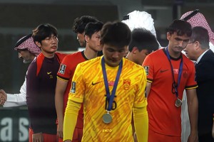 领奖时刻：李昊低头无奈，李镇全&鲍盛鑫摘下奖牌