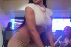 克莱女友马冬梅此前自拍扭臀热舞，克莱喜欢这样的啊🙊
