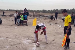开个角球差点被创，这条件也不耽误踢球