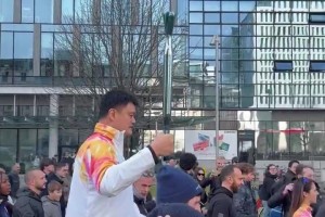 这身高太显眼了！昨天姚明在米兰城传递冬奥火炬