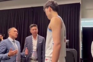 友好交流！NBA副总裁夸杨瀚森英语好！